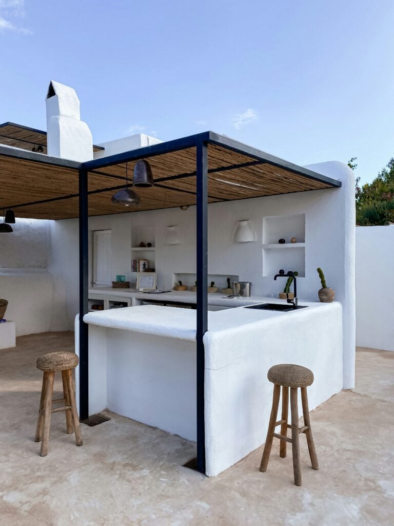 9 Outdoor Kitchen Cleaning Tips for a Spotless Summer Setup 15 outdoor kitchen modern style